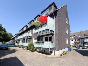 Langjährig vermietet I 7.200 € Jahresmiete I Garage - Hausansicht (hinten)